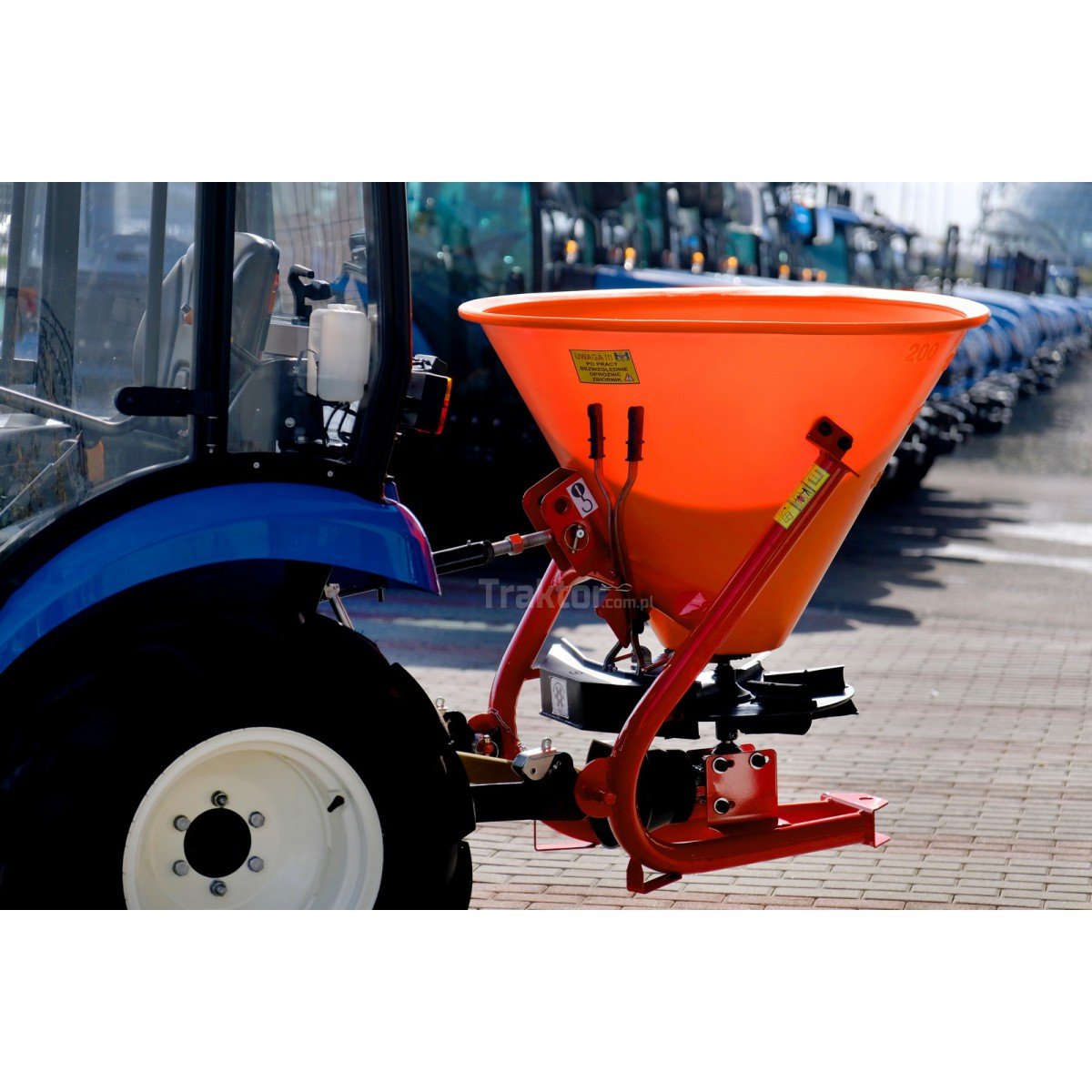 LS Tractor XJ25 HST 4×4 – 24.4 KM / CAB + pług śnieżny strzałkowy Vario 150 cm+ posypywarka 200L - obrazek 10